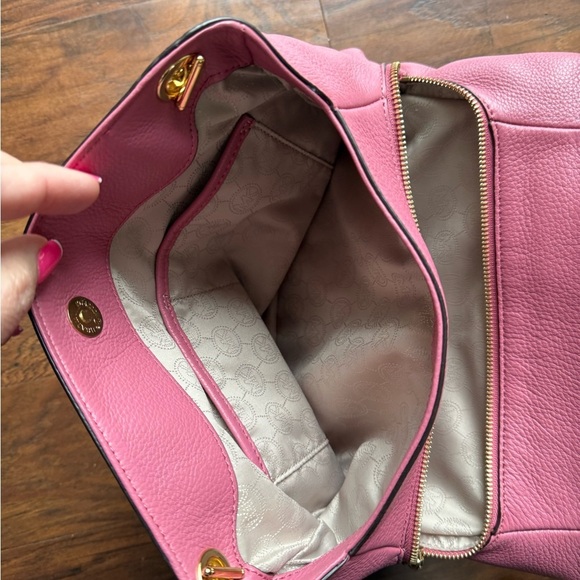 Michael Kors Mauve Jet Set Large Leather Tote with Gold Chain Strap - Picture 10 of 11